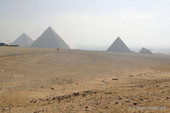 Névoa da manhã no local as Pirâmides de Gizé - Egipto
