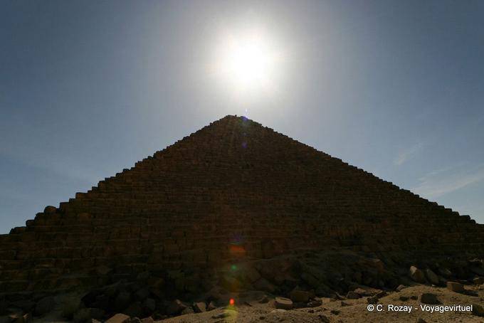 Ra sol sobre o topo da pirâmide - Egipto