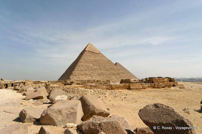 Blocos de pedra calcária e pirâmides em uma fileira, Giza - Egipto