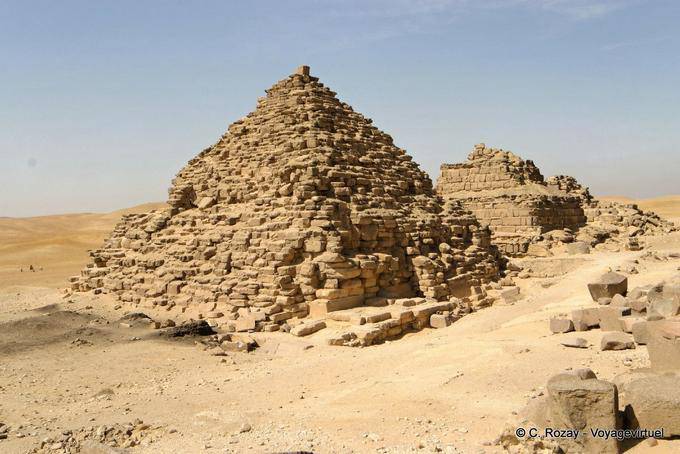 As pequenas pirâmides no sítio arqueológico de Gizé Rainhas - Egipto