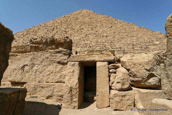 A entrada para a capela do culto de Miquerinos, Caracterizando norte da pirâmide - Egipto