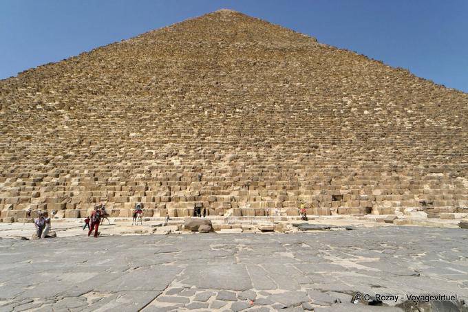 Plataforma entre pedra e céu, a Grande Pirâmide de Quéops - Egipto