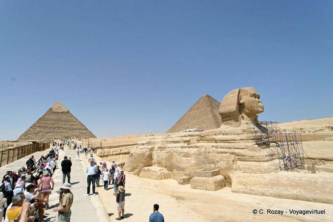 Sphynx no caminho das pirâmides de Gizé - Egipto
