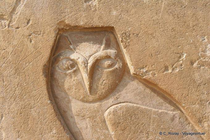 Coruja esculpida, símbolo da sabedoria, Saqqara - Egipto