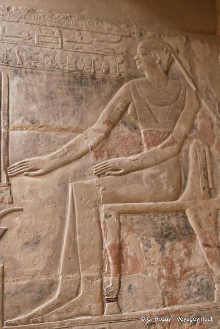 Alívio da figura sentada num trono, mastaba de Mereruka, Saqqara - Egipto