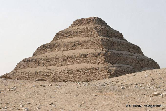 Vista panorâmica da pirâmide em Saqqara, obras construídas em pedra - Egipto