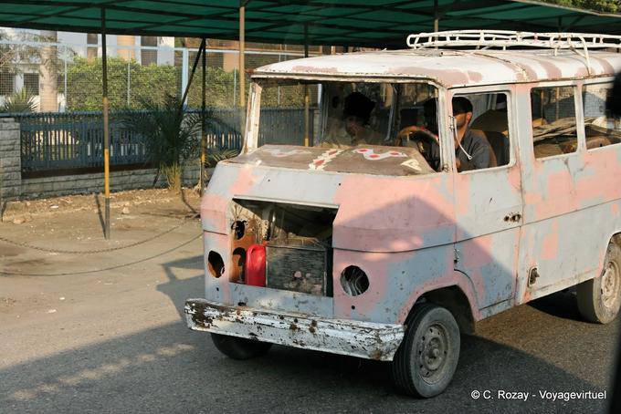 Bus dilapidado, Cairo - Egipto