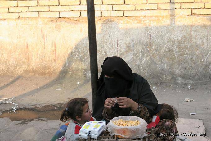 Mercado velado na calçada, Cairo - Egipto