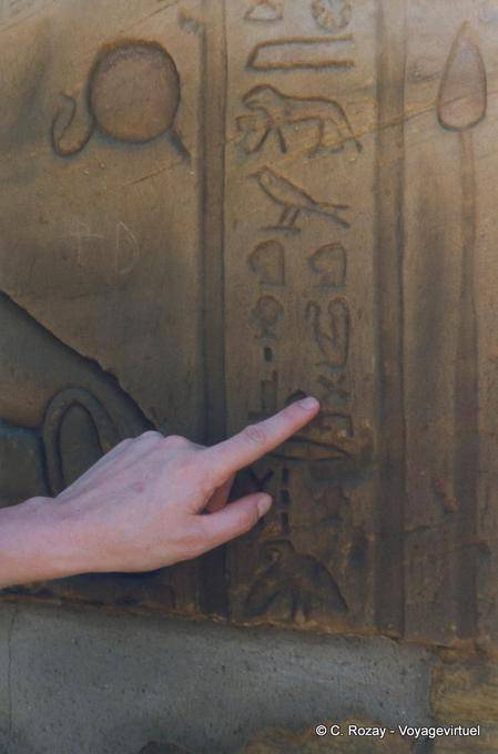 Dedo em hieróglifos, templo de Edfu - Egipto
