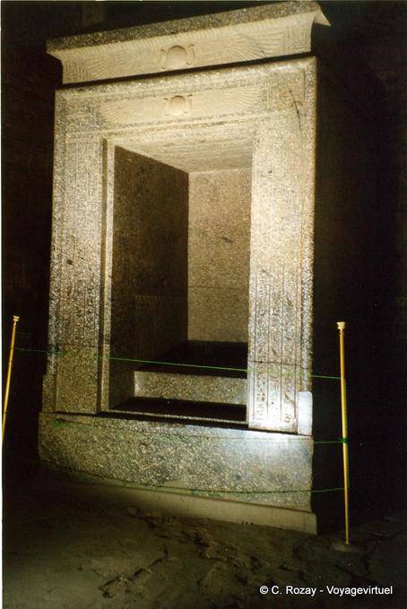 Naos granito cinza do santuário, templo de Edfu - Egipto