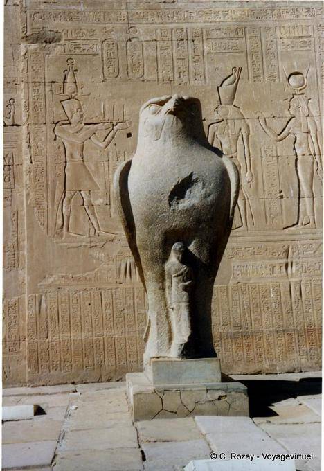 Estátua de Hórus, o falcão-deus na frente de um pilão, Templo de Edfu - Egipto
