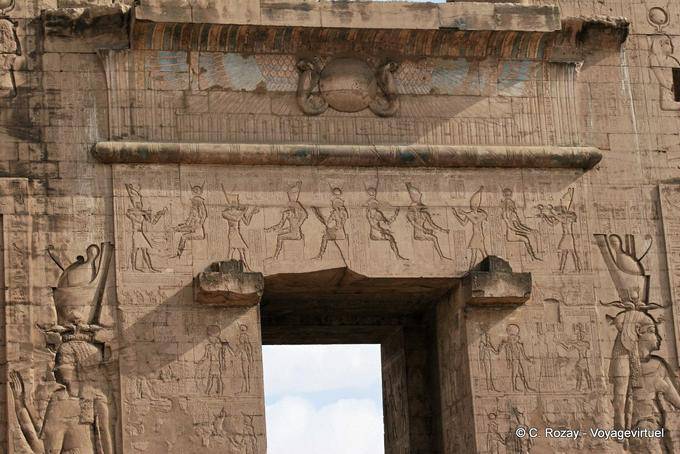 Acima do portal do pátio com Horus retratado como um templo alado sol de Edfu - Egipto