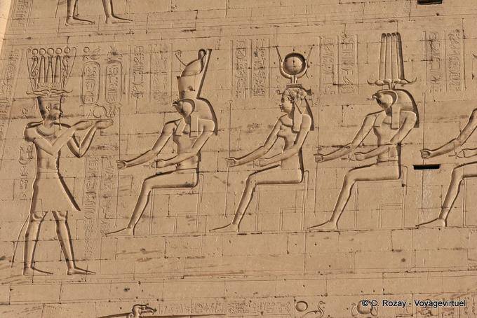 Faraó Ptolomeu XII fazendo oferendas às divindades, pilão de Edfu - Egipto