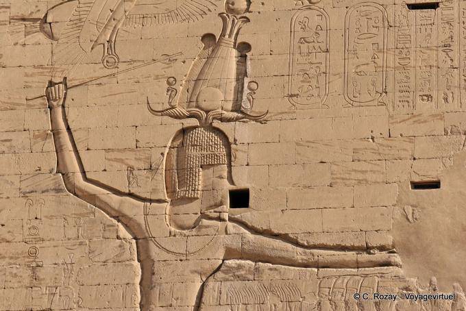 Faraó Ptolomeu XII em inimigos pelos cabelos, alívio pilão, Templo de Edfu - Egipto