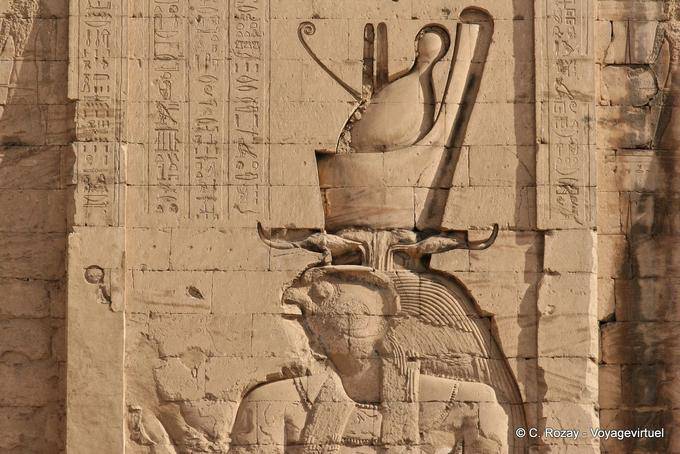 Horus cabeça esculpida na torre monumental, templo de Edfu - Egipto