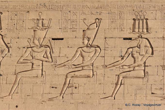 Representações do lado do poste divindades sentado, Templo de Edfu - Egipto
