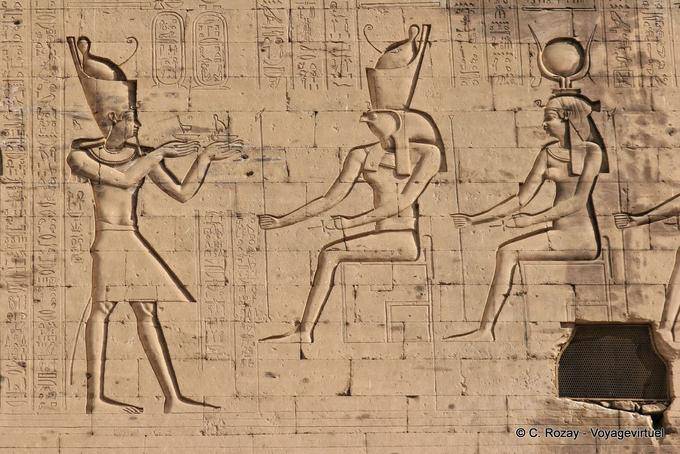 Oferecendo o faraó Ptolomeu XII aos deuses à esquerda da torre, templo praça, Edfu - Egipto