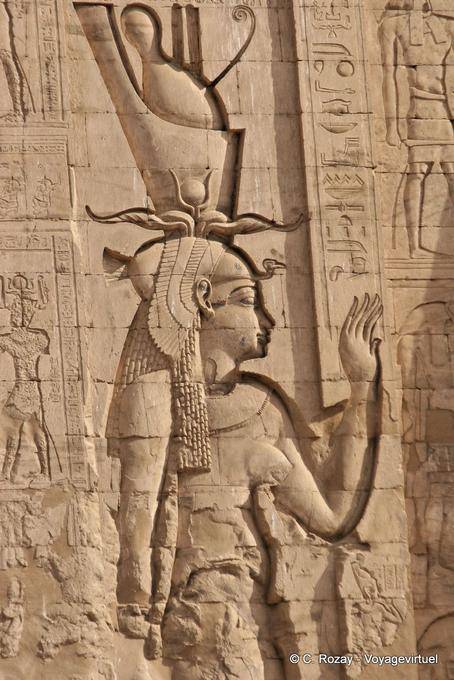 Escultura da deusa Hathor, esposa de Horus, o direito de a porta de acesso ao templo, Edfu - Egipto