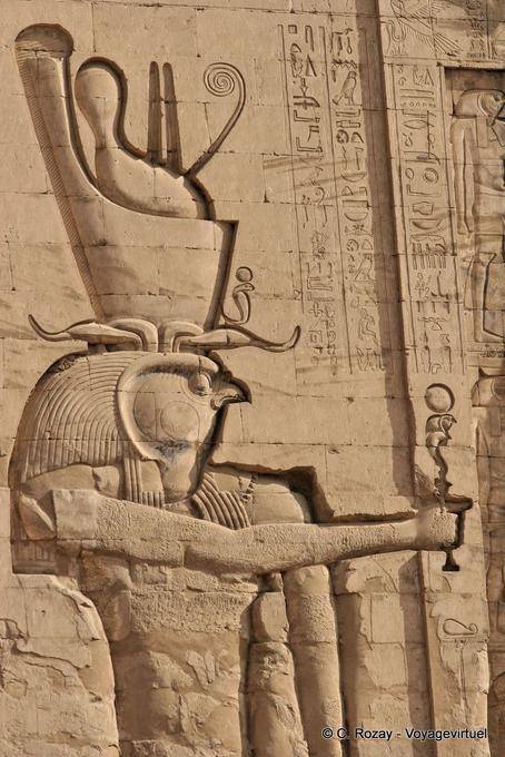 Feche a Deus Horus esculpida na fachada da torre, direito, Edfu - Egipto