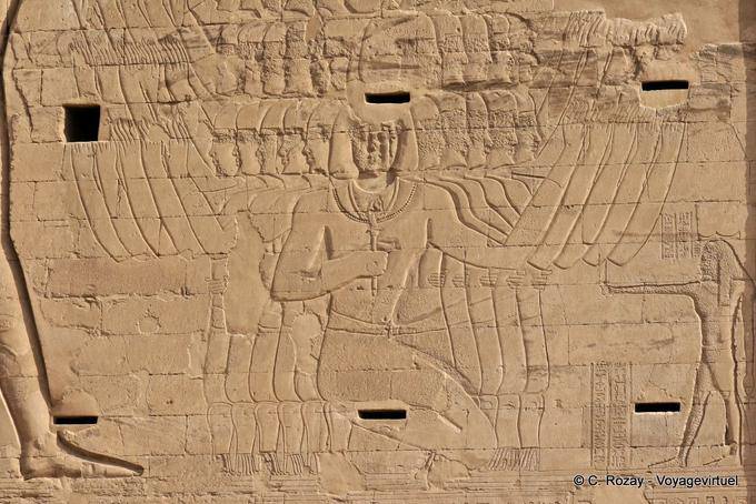 Fragmento do maciço poste esquerdo, matando inimigos na presença de Deus Sopdu, templo de Edfu - Egipto
