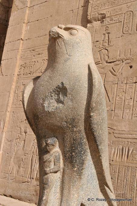 Estátua do deus Horus responsável pela proteção do rei, Edfu - Egipto