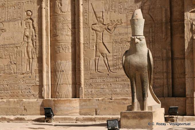 Estátua de Horus vestindo as coroas do Alto e do Baixo Egito (granito), entrada para o salão de pilares, Edfu - Egipto