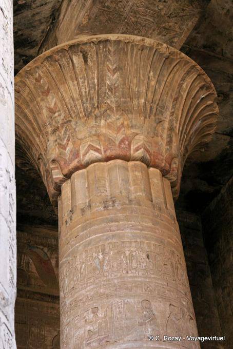 Capital de uma coluna monolystique da Grande Hypostyle Hall, Edfu - Egipto
