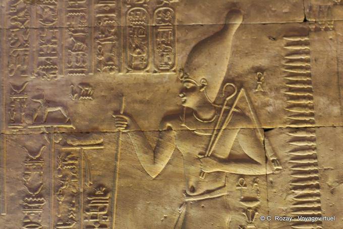 Faraó hieróglifos em um salão do templo, Edfu - Egipto
