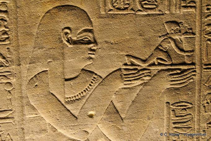 Sala de Perfume ou apresentação laboratório da Esfinge segurando um frasco de perfume, Edfu - Egipto