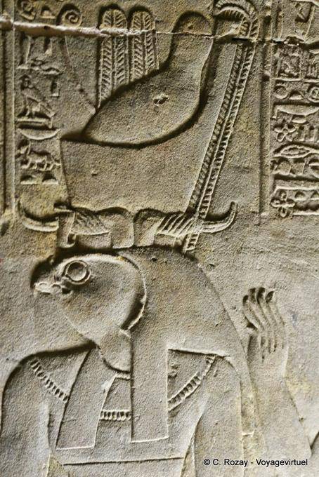 Coroa dupla na cabeça de Horus divindade egípcia, alívio de Edfu - Egipto