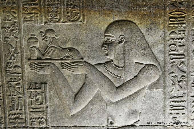 Outra representação do faraó com um frasco de perfume realizada por um sphynx, Perfume quarto Templo de Edfu - Egipto