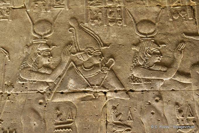 Faraó e seus atributos. Ele é cercado por representações de Hathor Templo de Edfu - Egipto