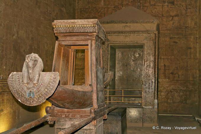 O repositório Naos da estátua divina do deus-falcão eo barco Mariette, Edfu - Egipto