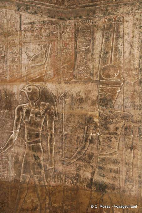 Relevos na parede do Santo dos santos, o templo de Edfu - Egipto