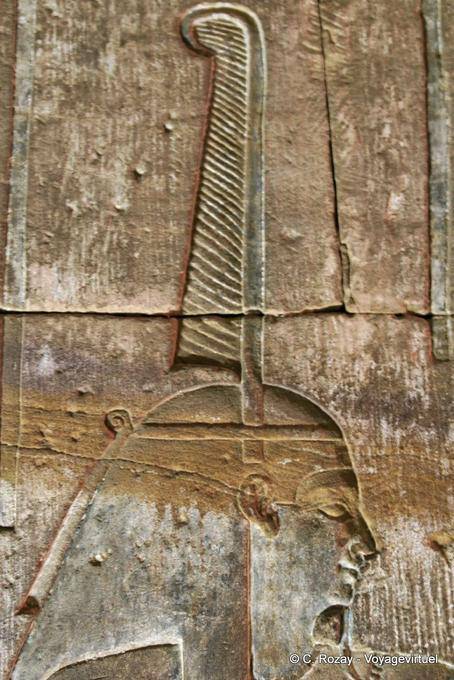 Detalhe de um relevo que mostra o cocar do faraó, o templo de Edfu - Egipto