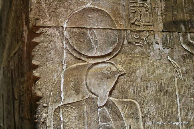 Hórus, filho de Osíris e Ísis, vestindo a lua eo sol, baixo-relevo, Templo de Edfu - Egipto