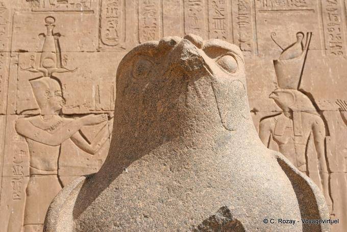 Estátua do deus falcão Horus (close-up), entrou no templo, Edfu - Egipto