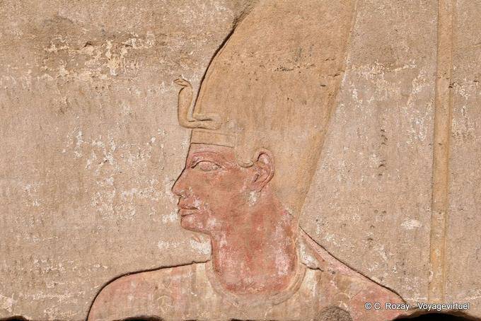 Retenção de cor na representação do faraó, Capela de tecidos, Templo de Edfu - Egipto