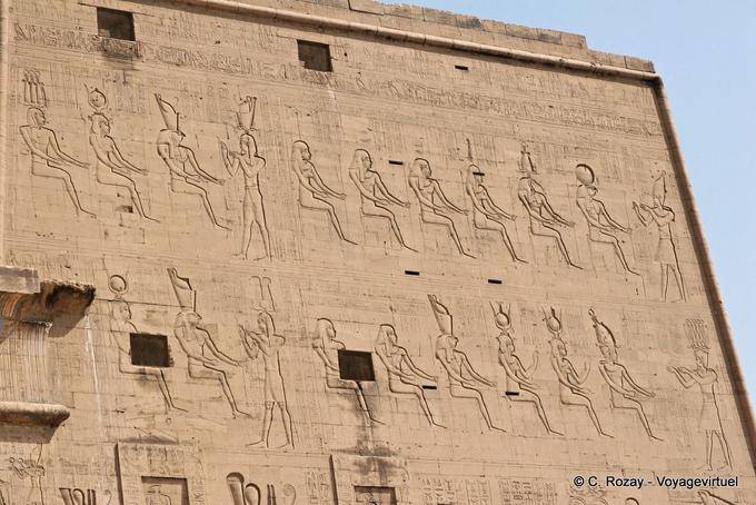 Veja na parte superior direita do lado de fora da torre, templo de Edfu - Egipto