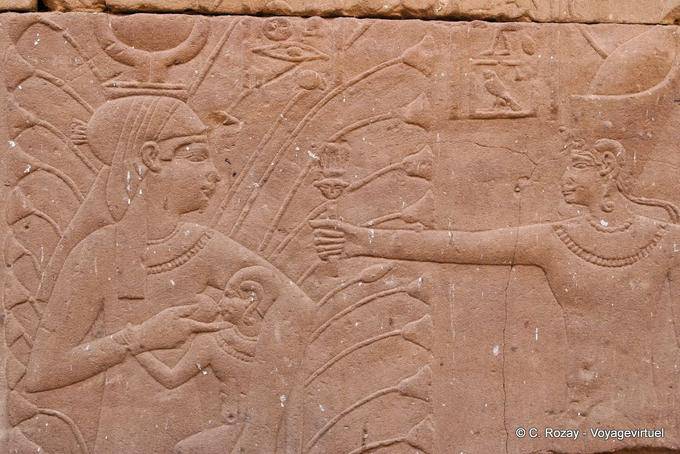 Hathor amamentando seu filho Harsomtous, parede Mammisi (cidade natal), Templo de Edfu - Egipto