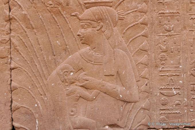 Cena do aleitamento materno, a deusa Hathor amamentando o filho divino, Mamissi, Edfu - Egipto