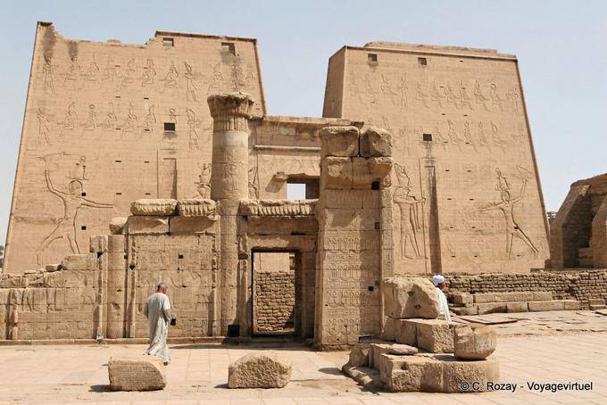 Vista da Mammisi, dedicado a Ihi deus, filho de Horus e Hathor, Edfu - Egipto
