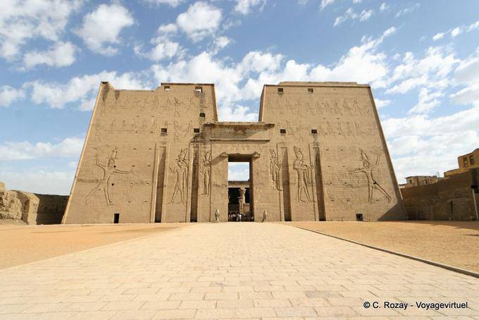 Panorama da esplanada, o primeiro pilão do templo de Edfu - Egipto