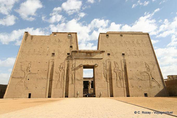 Edfu, a imponente fachada da torre guardada por duas estátuas de Horus na entrada - Egipto