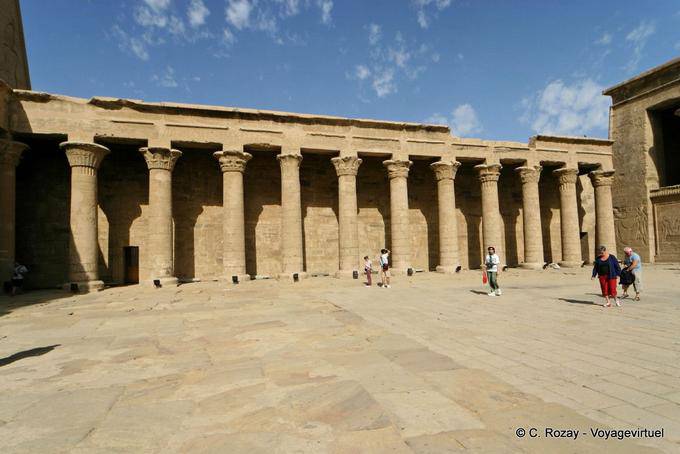 O peristilo quadra com 32 colunas, libações pátio do Templo Edfu - Egipto
