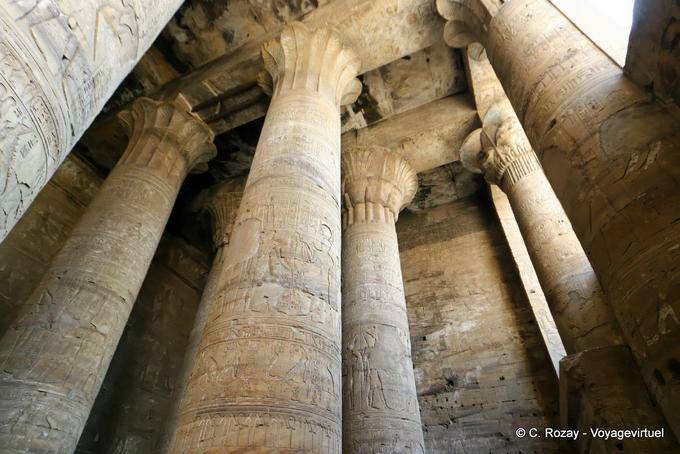 Colunas e capitéis da Grande Hypostyle Hall, Templo de Edfu - Egipto