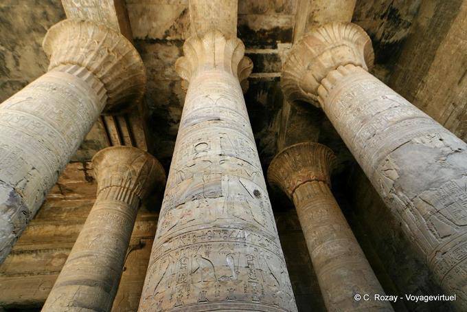 Colunas decorativas, hall com pilares completado por Ptolomeu XII, Templo de Edfu - Egipto