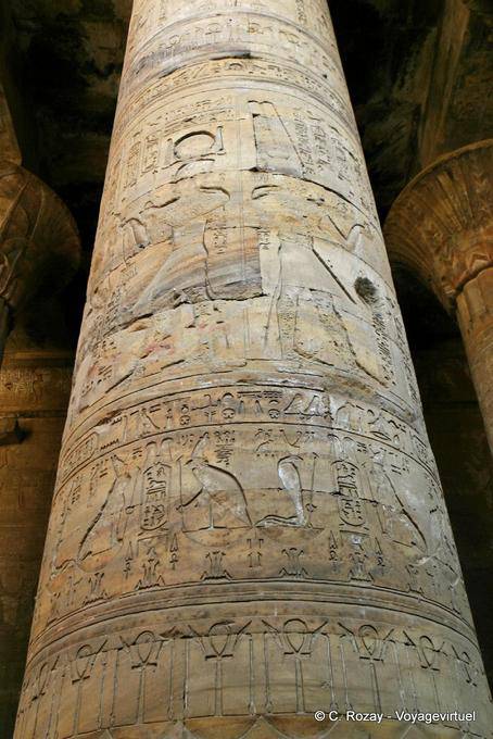 Relevos que decoram uma grande coluna do templo de Horus, Edfu - Egipto