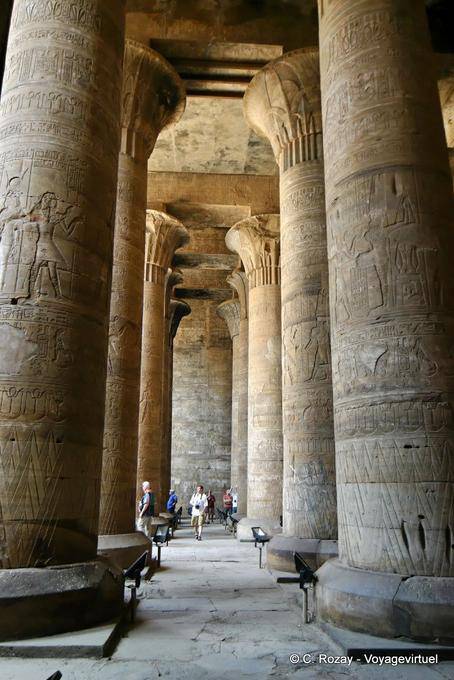 Span de colunas no primeiro salão de pilares ou Pronaos Templo de Edfu - Egipto