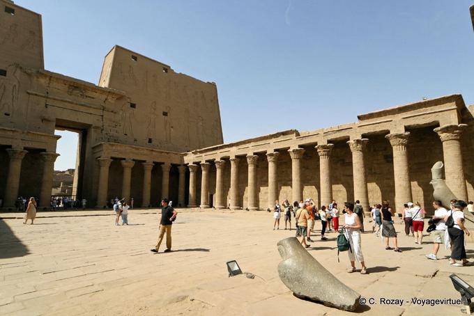 Pilão e colunatas, vista a partir do pátio, libações pátio do Templo Edfu - Egipto